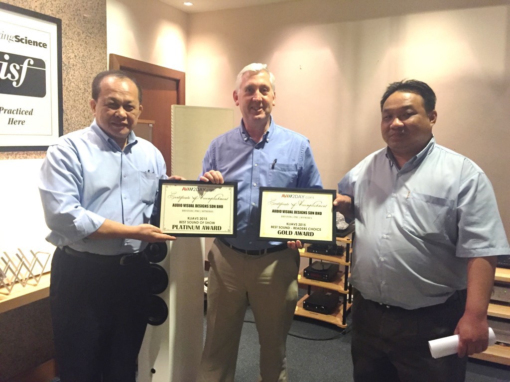 Miles Roberts receiving the best sound awards for the KL International AV Show 2015. From Dick Tan (left) and Willy Low of AV2Day.Com