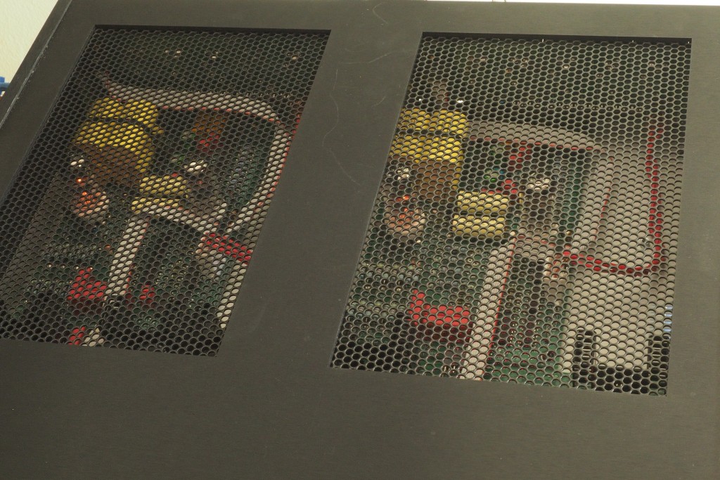 The circuit board and tubes can be seen through the ventilation panels. The layout is neat and simple.