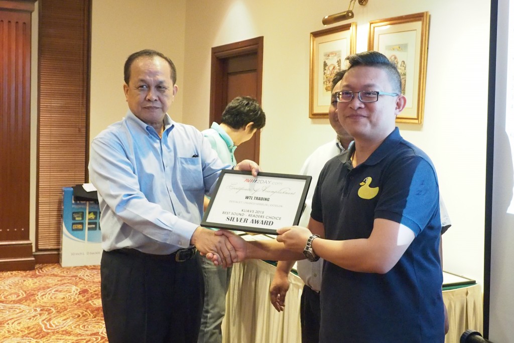 Alban Wee of WTL Trading in Malacca receiving the Silver Award - Readers Choice for Best Sound.