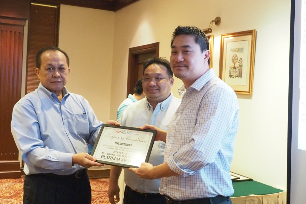 Victor Pheh of hificreations receiving the Platinum Award for Best Sound - Readers Choice.