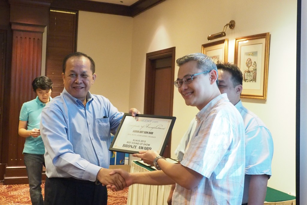 Audio Art boss Yoon Tuck Chee receiving the Best Sound Bronze Award.