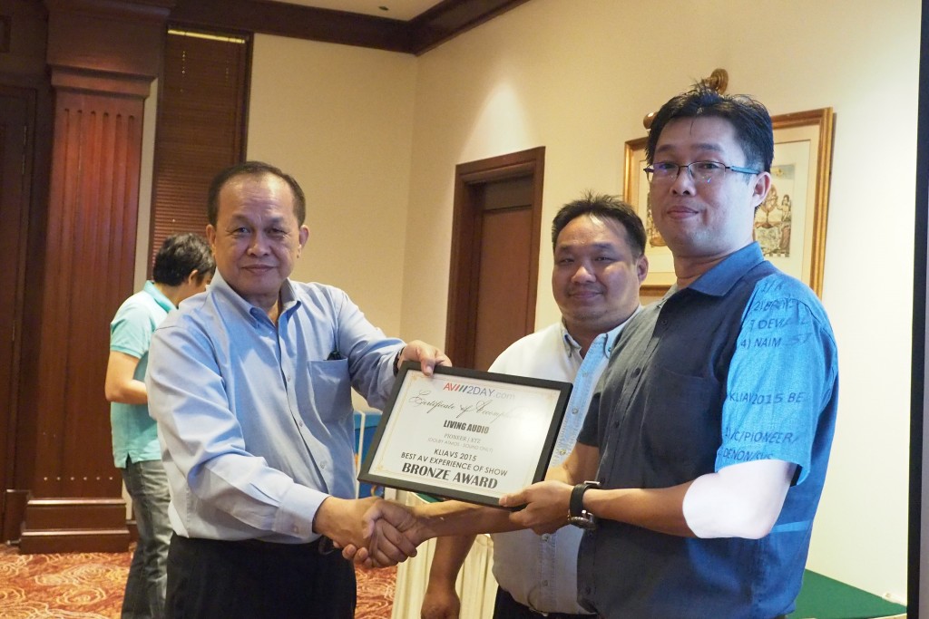 Ean Soong of Living Audio receiving the Bronze Award for Best AV Experience.
