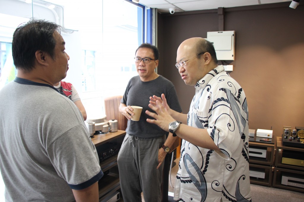 AV2day's Willy Low (left) chatting with audiophile Datuk Danon Han (right) while waiting for their turn to listen to the system.