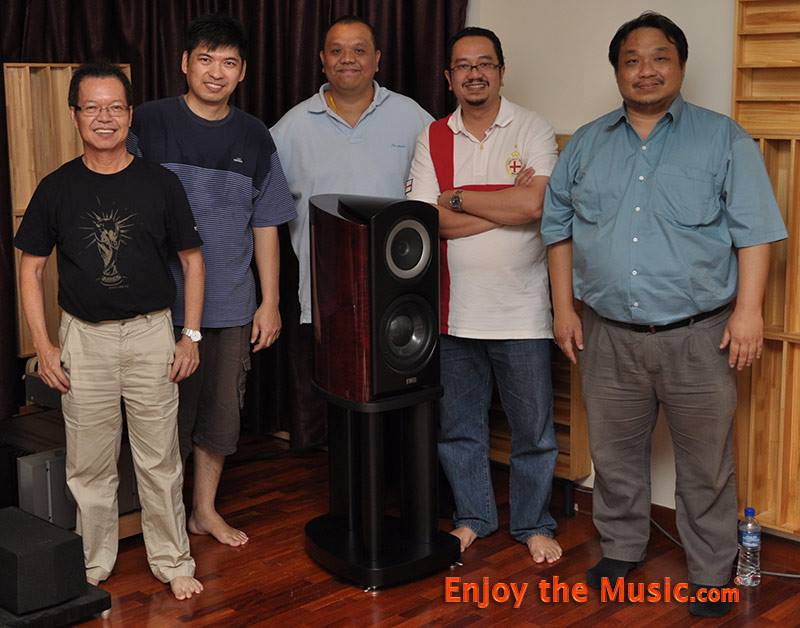 Frank Voon (centre) with (from left) Gan Hock Hoo, (AV2day reviewer) TE Tan, Shahril El Hefe Mokhtar and (AV2day reviewer) Willy Low. 