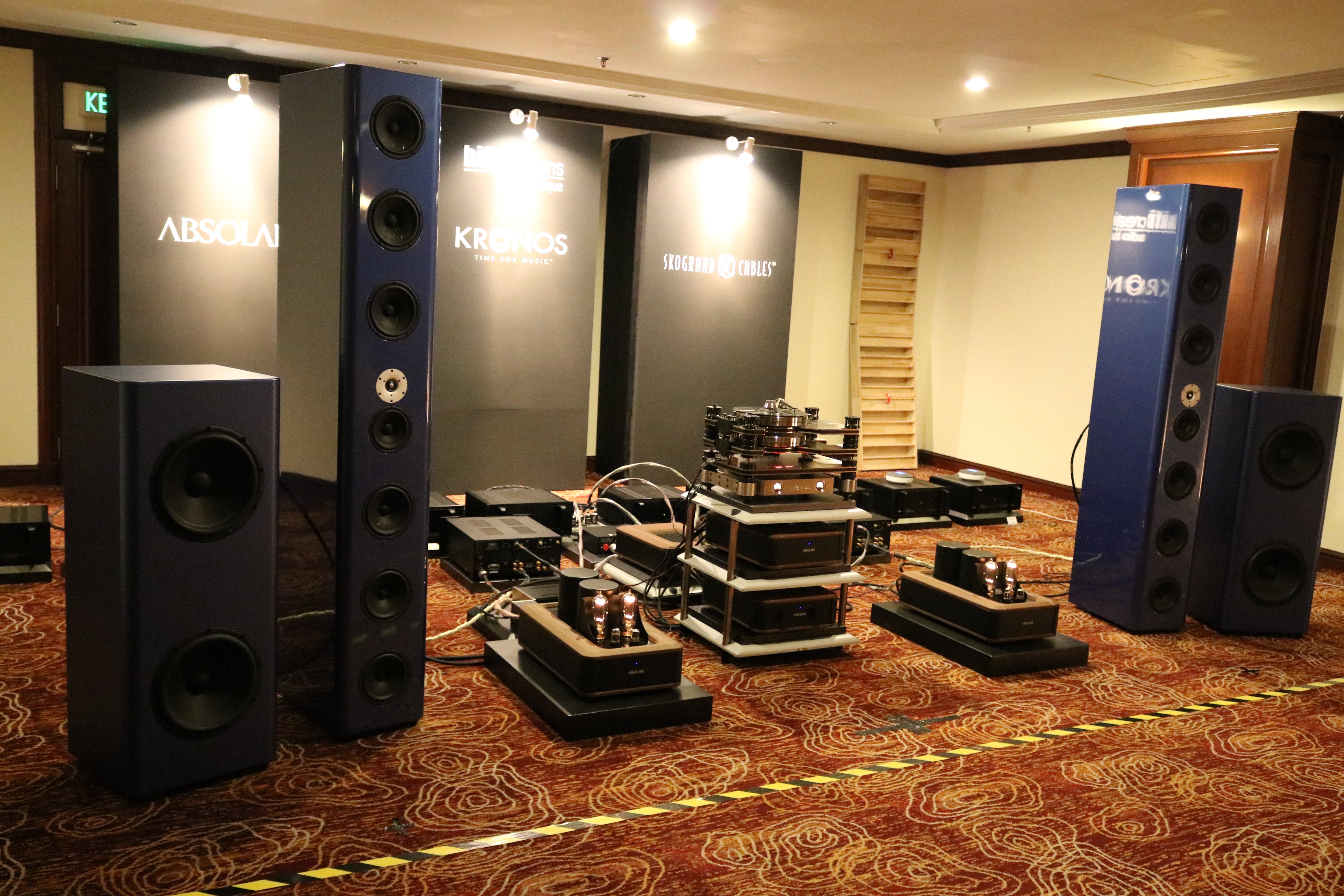 Ocean Five speakers, Absolare amps and Kronos Pro turntable in hifi creations' room.