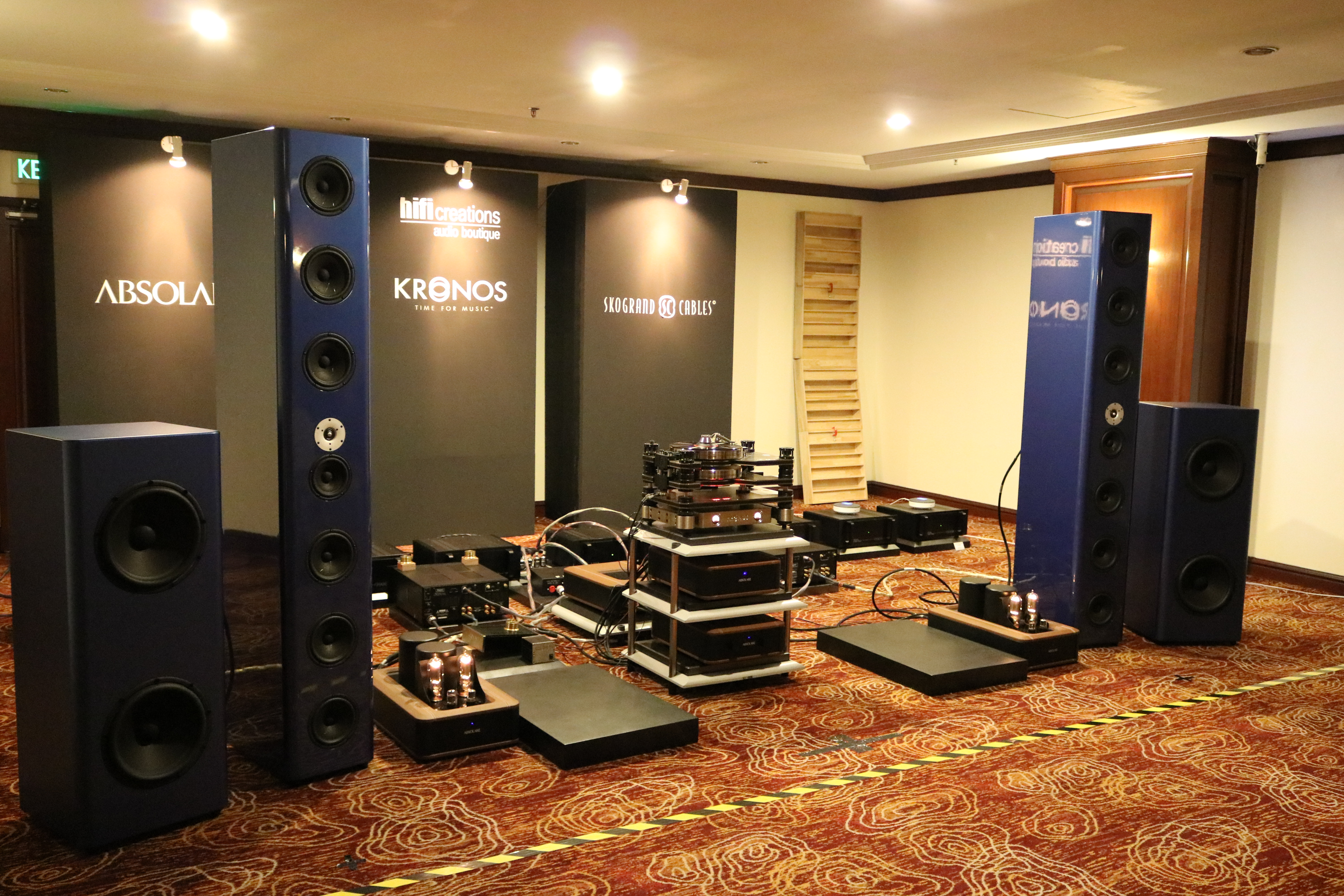 And finally, the Ocean Five speakers, Kronos Pro turntable, Absolare tube amps and Frank power banks in hifi creations' room.