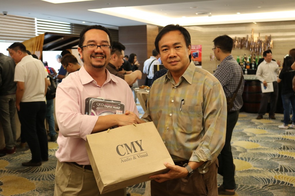 El Hefe (left) receiving the prizes from AV2day's Lam Seng Fatt