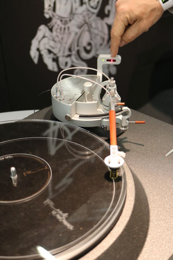 The Reed 5T laser-controlled tangential-tracking tonearm. The red spot is the laser.
