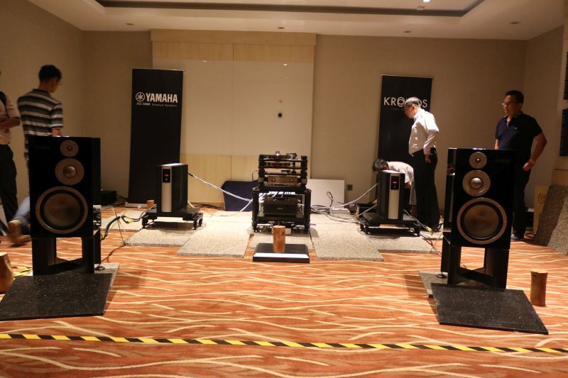 The Yamaha NS-5000 speakers were placed on granite slabs and placed quite far from the rear wall.