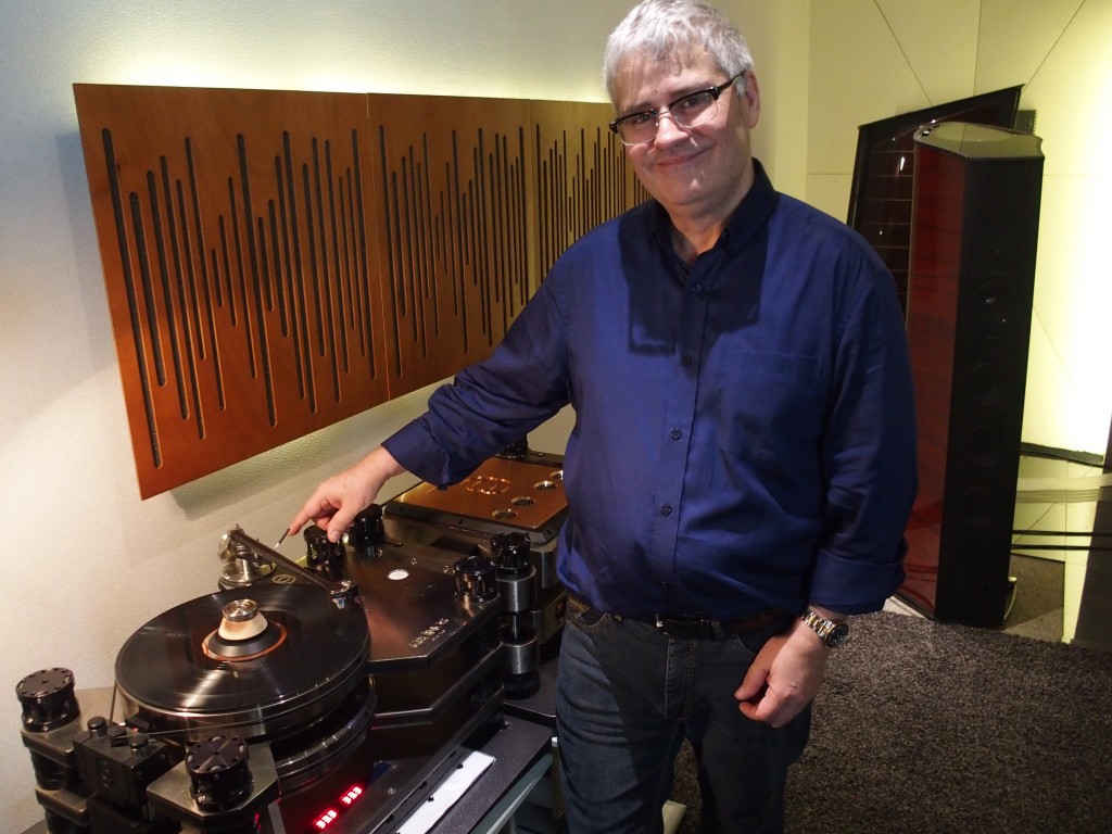 Louis Desjardins explaining how he upgraded the tonearm base.