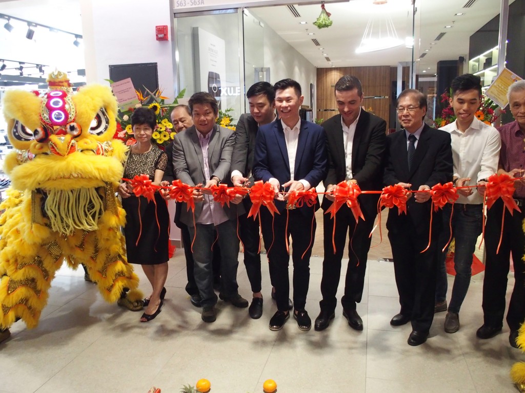 Andy Tan and his parktners cutting the ribbon to officially open the new showroom.