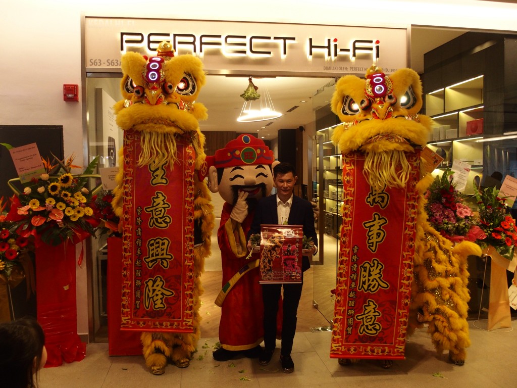 Andy Tan posing with the  pair of lions.