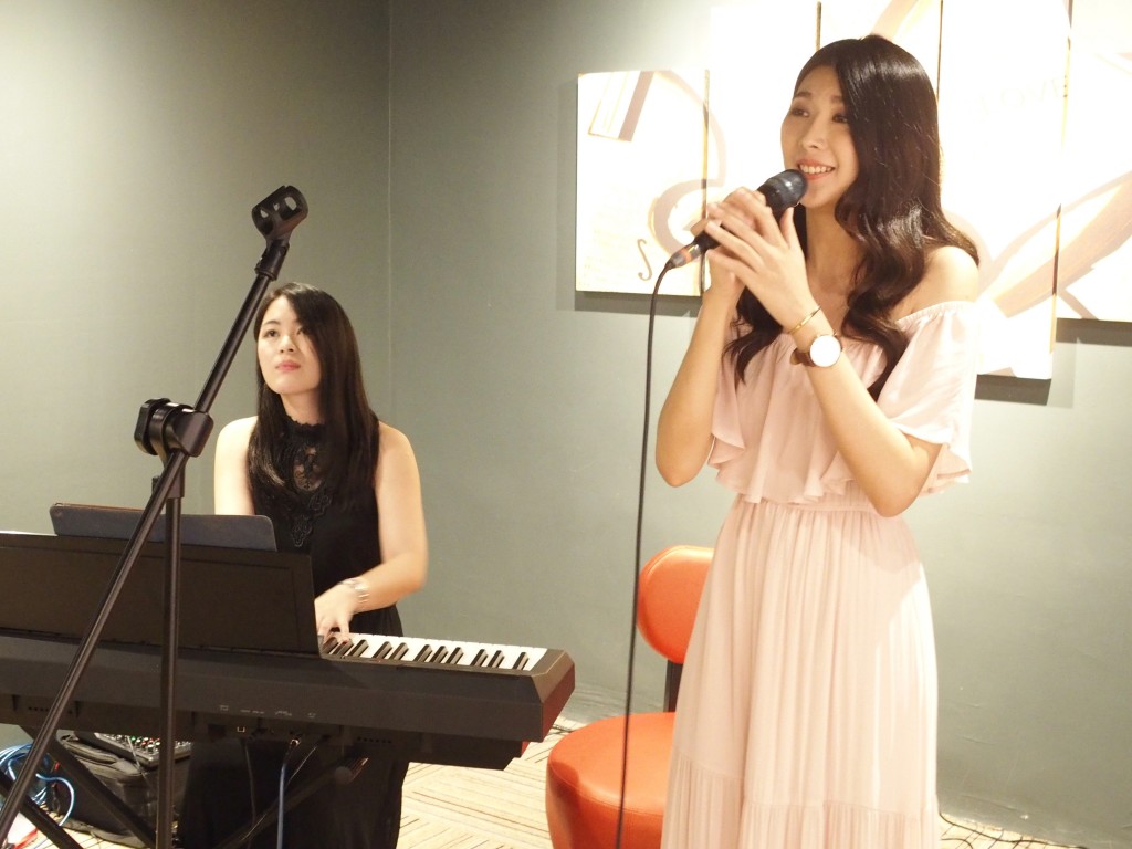 Jazz singer Kate Chan and pianist Lee Peng entertained with renditions of Jazz and pop songs in English, Mandarin and Cantonese.