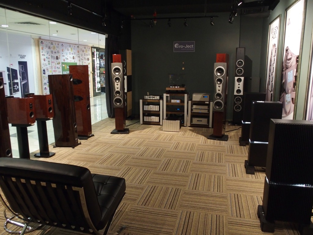 The Naim Statement pre/power amps are driving a pair of Dynaudio Confidence C4 speakers.