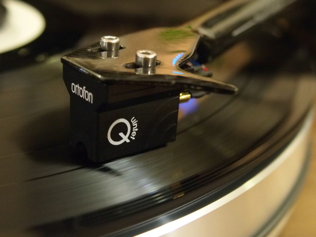 The turntable comes with the Ortofon Quintet Black S MC cartrige.
