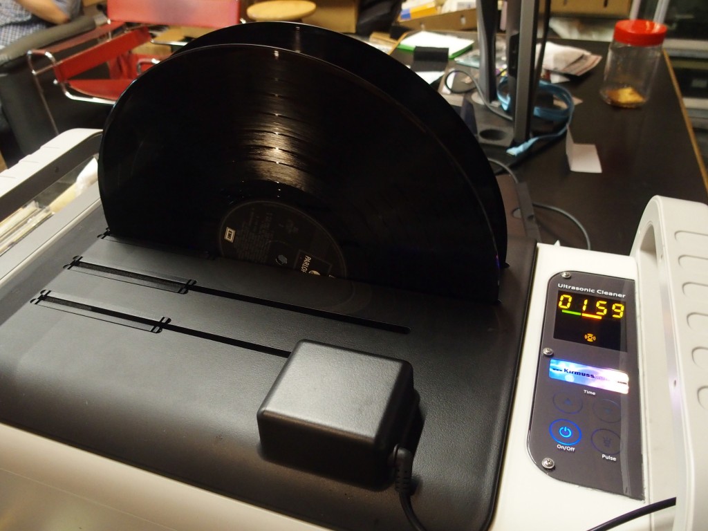 The Kirmuss ultrasonic machine can clean two LPs at one go.