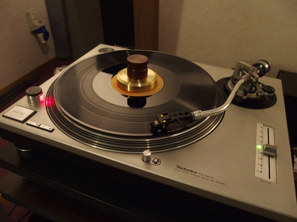 Playing the tjotally clean LP on a Technics SL-1200 dirc-driv turntable.