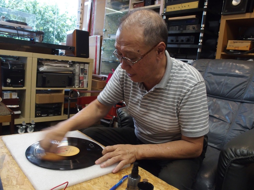 Adrian cleannig the LP with a goat-hair brush after spraying the Kirmuss sleaning colustion on it.