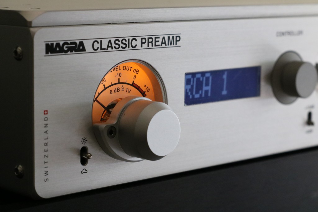 The Modulometer which is the signature featrue of Nagra components tells the output level.