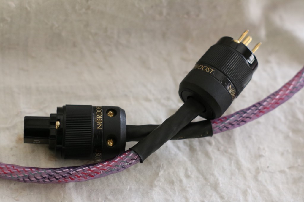 The Nordost Frey 2 power cord is quite thin and flekxible.