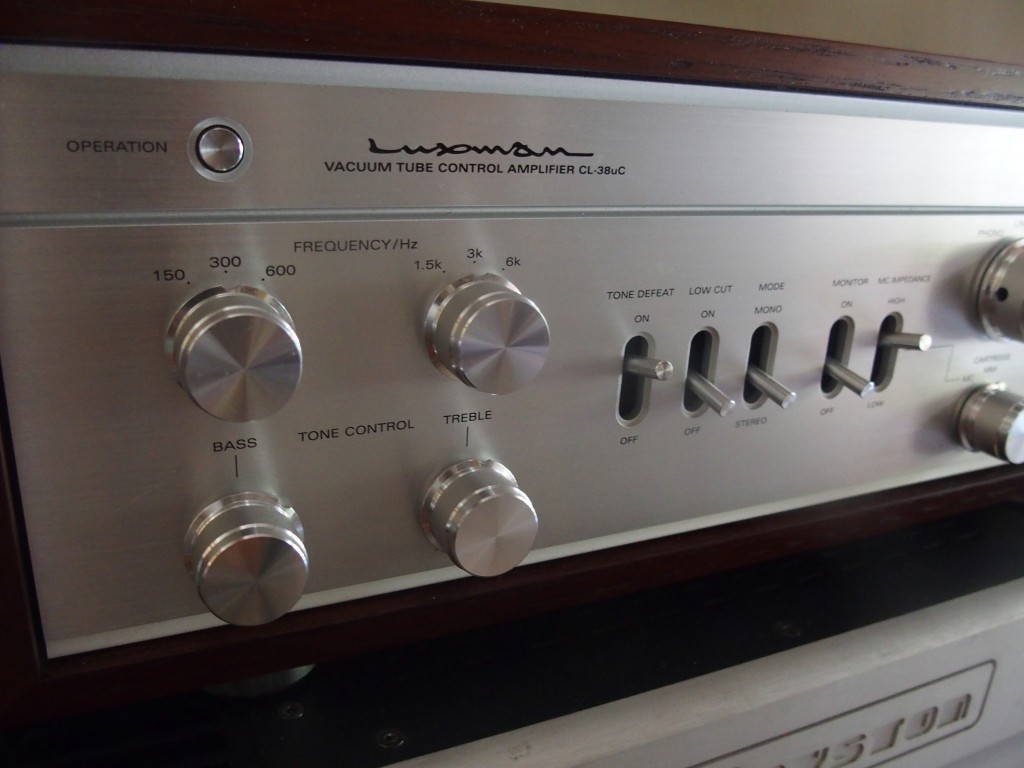 The Luxman CL-38uC preamp comes with tone controls with three turnover frequencies for hte bass and treble.